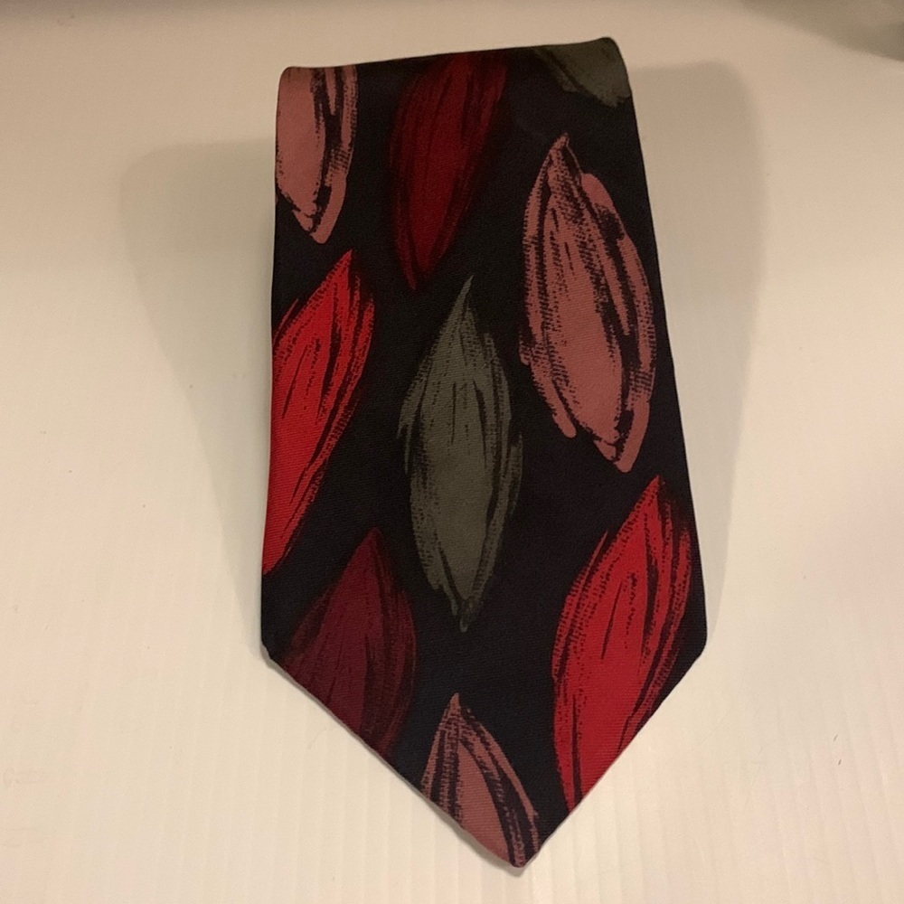 HALSTON III 100% Italian Silk Floral Tie 57”L 4” W